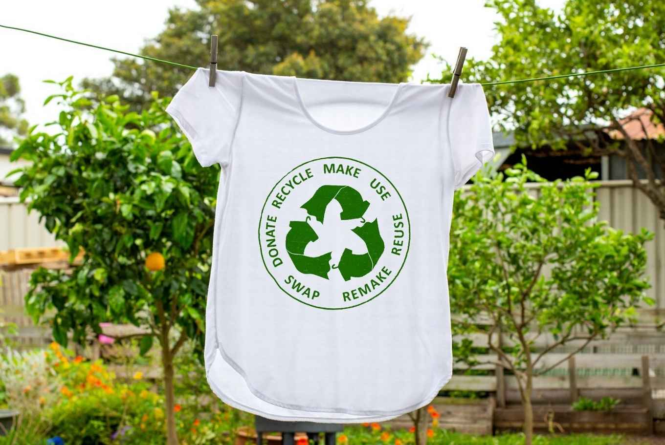 shirt hang aan de lijn. Op het shirt staat het recycle logo