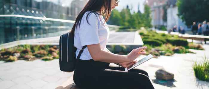 jonge vrouw achter laptop