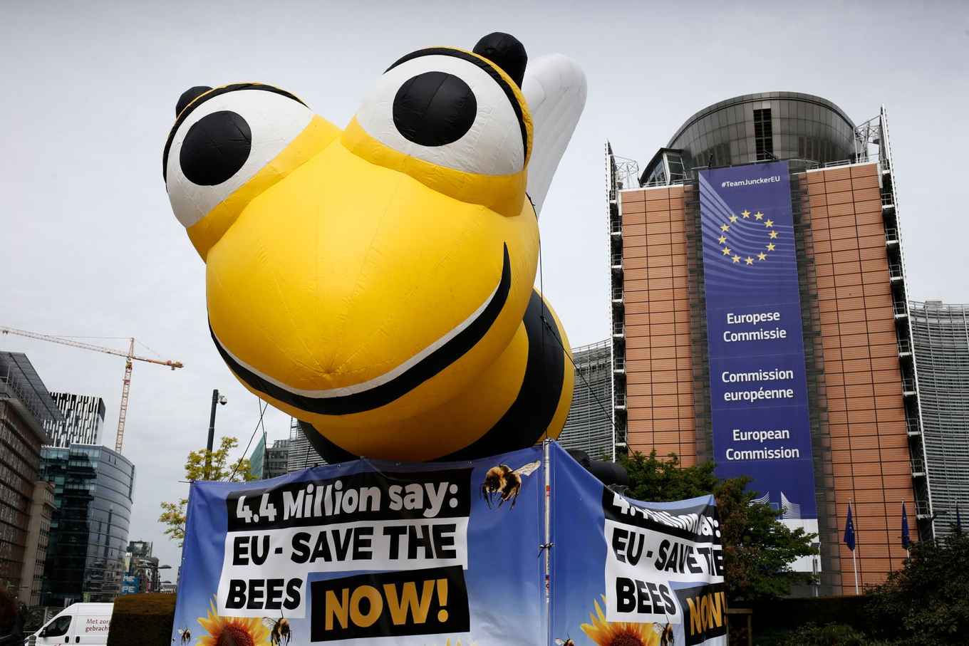 Een gigantisch opgeblazen model van een bij tijdens een demonstratie voor de kantoren van de EU-Commissie waarin de EU wordt opgeroepen om een ​​verbod op bijendodende pesticiden aan te nemen