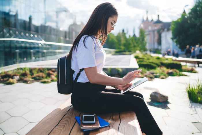 jonge vrouw achter laptop