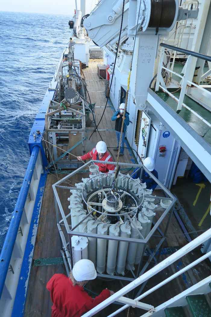 CTD-carrousel voor zeewaterbemonstering op het dek van het onderzoeksschip Pelagia na bemonstering van inktvis eDNA in diepzeewater. Foto: CD Carriõ, Universiteit van de Azoren